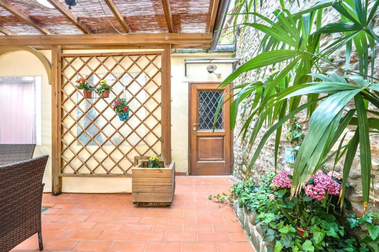 Antica Residenza Santa Chiara -City Center Lucca Exterior photo